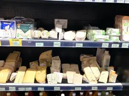 451-biocoop-les-arcades-saint-etienne-magasin-bio-fromage-coupe-service-traditionnel.webp