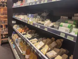 451-biocoop-les-arcades-saint-etienne-magasin-bio-tome-fromage-vache-laitage.webp